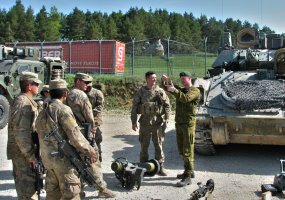 Inžinerijos bataliono kariai sąjungininkams pristatė savo naudojamą įrangą - 2
