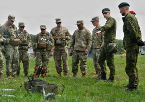 Inžinerijos bataliono kariai sąjungininkams pristatė savo naudojamą įrangą - 3