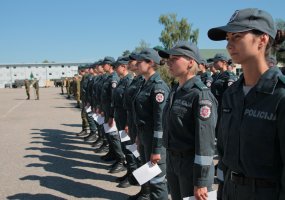 Bazinį kario savanorio įgūdžių kursą baigė Lietuvos policijos mokyklos kursantai  - 3