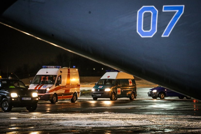Iš tarptautinių operacijų rajono Afganistane papildomoms konsultacijoms į Vokietiją lėktuvu...