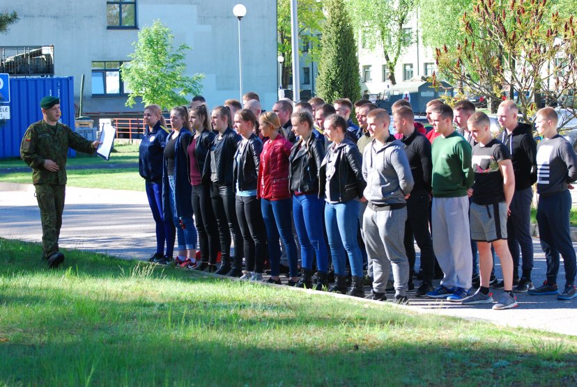 Jonušo Radvilos mokomajame pulke Bazinius kario savanorio įgūdžių kursus pradėjo Lietuvos...
