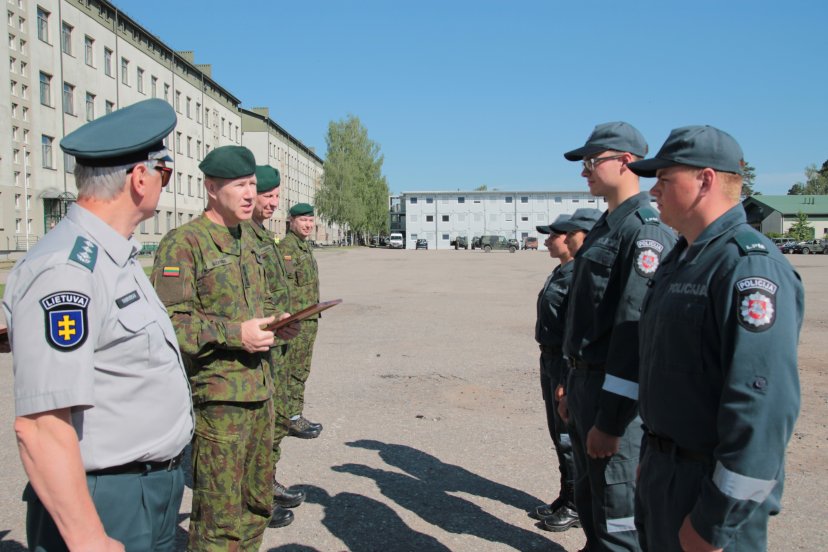 Bazinį kario savanorio įgūdžių kursą baigė Lietuvos policijos mokyklos kursantai 