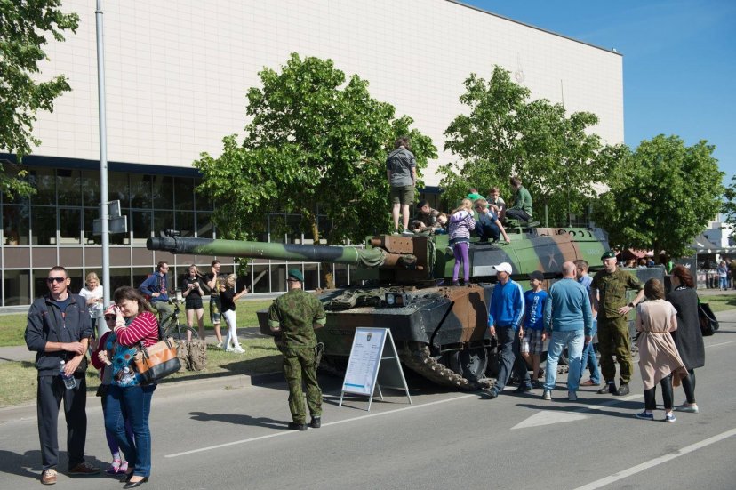 Pratybų taktinė pauzė - galimybė visuomenei pamatyti karinę techniką ir pabendrauti su kariais