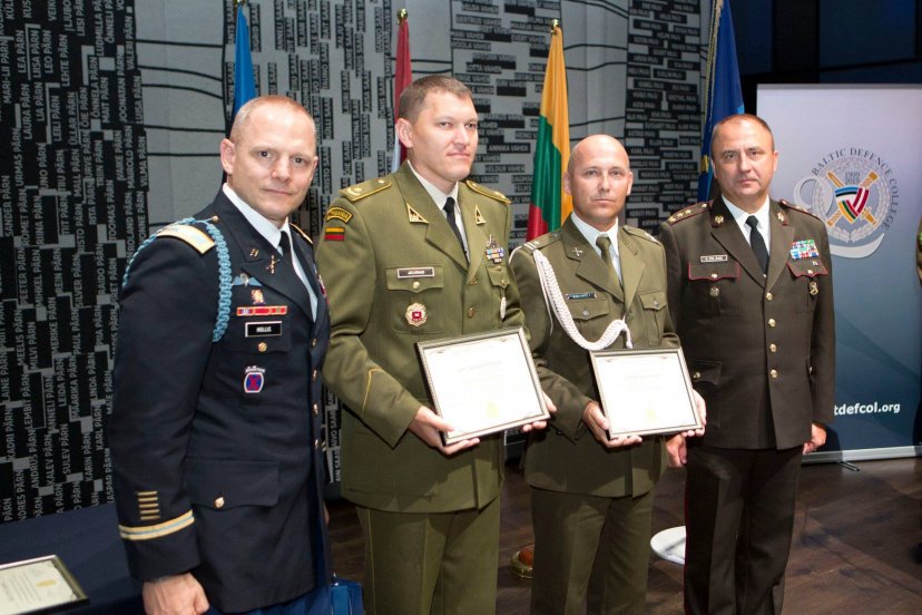 Šiemet Baltijos gynybos koledžą baigė 23 Lietuvos karininkai 