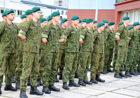 Valstybės dienos išvakarėse į atsargą išleisti šauktiniai kariai - 1