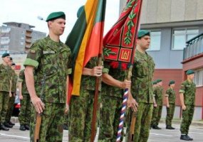 Valstybės dienos išvakarėse į atsargą išleisti šauktiniai kariai - 2