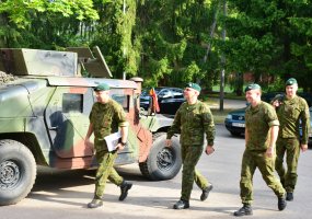 Gynybos štabo viršininkas lankėsi Alytaus ir Marijampolės miestuose dislokuotuose kariniuose... - 2