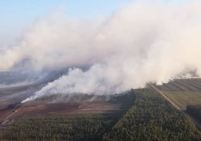 Lietuvos kariuomenės sraigtasparnis padeda gesinti Latvijoje kilusi gaisrą - 2