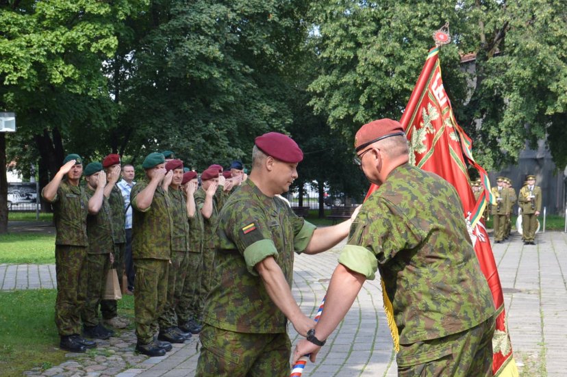 Krašto apsaugos savanorių pajėgų Dariaus ir Girėno apygardos 2-osios rinktinės kovinė vėliava...