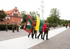 Motorizuotosios pėstininkų brigados ,,Žemaitija’’ kovinės vėliavos įteikimo 1-ųjų metinių... - 1