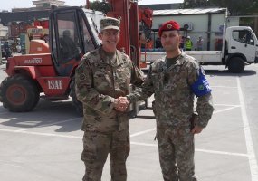 Afganistane tarnaujantį Lietuvos karo policininką apdovanojo NATO operacijos vadas - 1