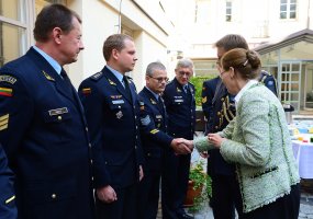 Švedijos ambasadorė padėkojo Karinių oro pajėgų sraigtasparnių įgulų nariams už pagalbą gesinant... - 3