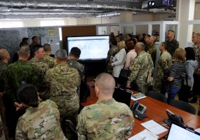 Tarptautinėse pratybose „Rapid Trident 2018“ Ukrainoje Lietuvos kariai dalijosi patirtimi, kaip... - 1