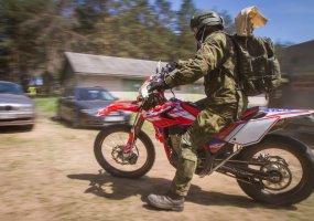 Krašto apsaugos savanorių pajėgų kariai sėda ant keturračių ir motociklų - 1