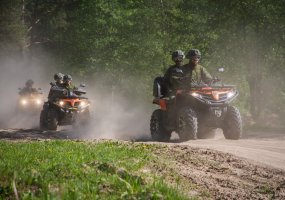 Krašto apsaugos savanorių pajėgų kariai sėda ant keturračių ir motociklų - 4