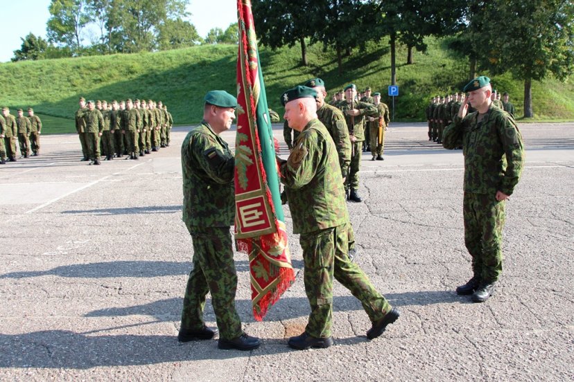 Lietuvos kariuomenės mokyklos kovinė vėliava įteikta naujam viršininkui – pulkininkui Egidijui...