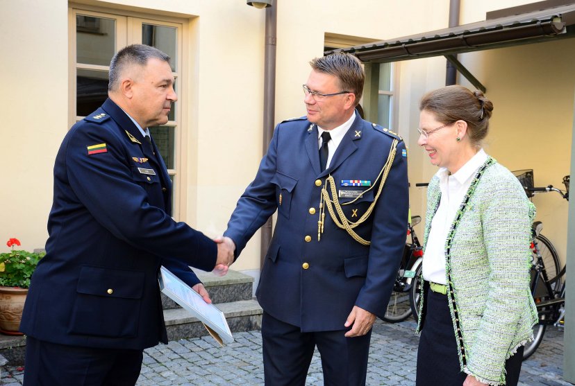 Ambassador of Sweden thanked Lithuanian Air Force helicopter crews for help during fires in Sweden