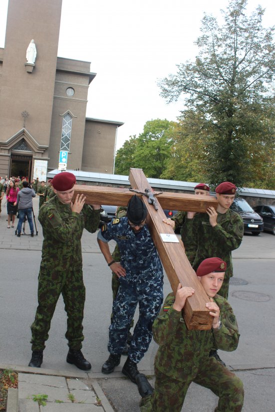 Nešdami kryžių kariai žygiuoja iš Klaipėdos į Kryžių kalną