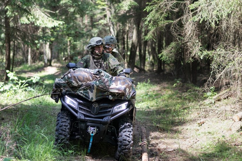 Krašto apsaugos savanorių pajėgų kariai sėda ant keturračių ir motociklų