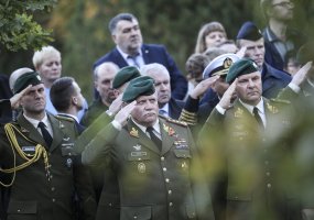 Lietuvos kariai kartu su visa šalimi atsisveikino su generolu Adolfu Ramanausku – Vanagu  - 6