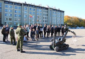 Kauno miesto moksleiviai krašto apsaugos dieną praleido Lietuvos kariuomenės mokykloje - 1
