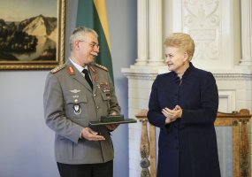 Prezidentūroje apdovanotas Vokietijos sausumos pajėgų vadas gen. ltn. Jörg Vollmer - 1