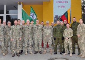 Ukrainoje mokymo misijoje tarnaujantys kariai pagerbė žuvusius karius bėgimu ,,IN MEMORIAM“   - 3