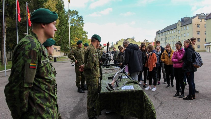 Karinius dalinius visoje Lietuvoje aplankė per 1000 moksleivių