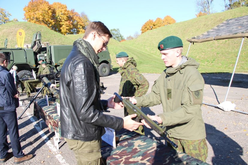 Kauno miesto moksleiviai krašto apsaugos dieną praleido Lietuvos kariuomenės mokykloje