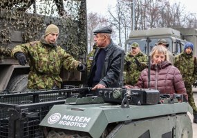 Švenčionėliuose – tarptautinių pratybų „Geležinis Vilkas“ kovinės technikos paroda - 4