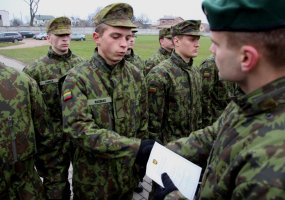Inžinerijos bataliono šauktiniai sėkmingai įveikė pirmąjį karinio rengimo etapą - 2