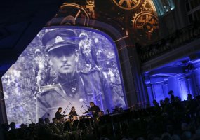 “Lietuvos karžygio“ statulėlė įteikta skęstančiuosius gelbėjusiai kariuomenės sraigtasparnio įgulai - 2