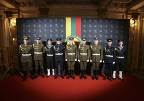 “Lietuvos karžygio“ statulėlė įteikta skęstančiuosius gelbėjusiai kariuomenės sraigtasparnio įgulai - 4