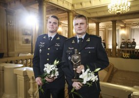 “Lietuvos karžygio“ statulėlė įteikta skęstančiuosius gelbėjusiai kariuomenės sraigtasparnio įgulai - 6