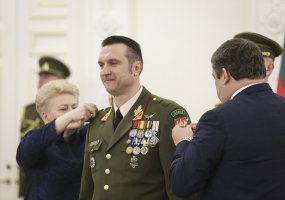 Prezidentūroje suteikti aukštieji kariniai laipsniai ir įteikti valstybiniai apdovanojimai - 2