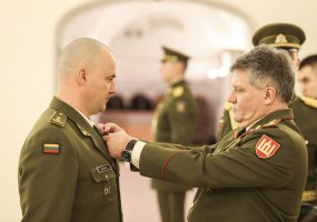 Lietuvos kariuomenės vadas įteikė apdovanojimus kariams - 2