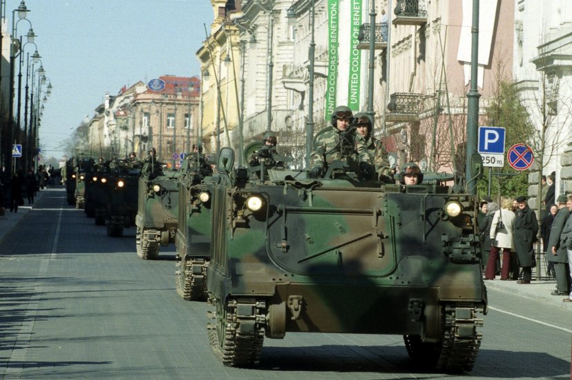 Fotogalerija: istorinės nuotraukos iš didžiausio Nepriklausomos Lietuvos karinio parado 2004-ųjų...