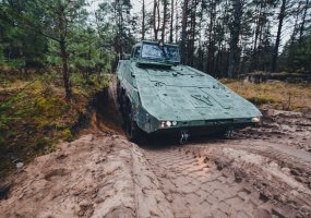 Sausumos pajėgų mokymo centre intensyviai rengiami būsimi „Vilkų“ vairuotojai - 3