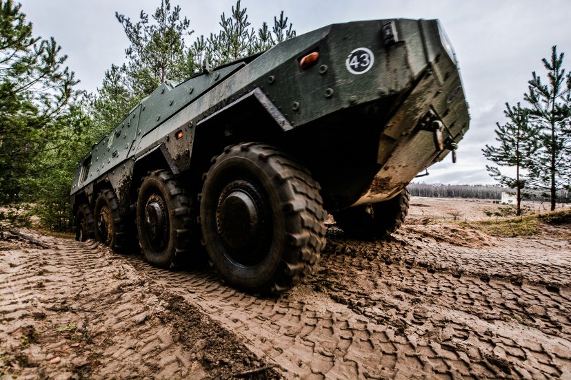 Sausumos pajėgų mokymo centre intensyviai rengiami būsimi „Vilkų“ vairuotojai