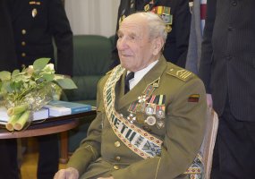 Karo policija pasveikino veteraną karo policininką Vincą Kubertavičių 100-ojo gimtadienio proga - 1