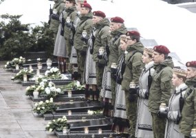 Sausio 13-osios žuvusiųjų atminimas pagerbtas Antakalnio kapinėse, Nepriklausomybės aikštėje kilo... - 1