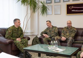 Commander of the Lithuanian Armed Forces thanked the outgoing Commander NATO eFP BG in person - 1