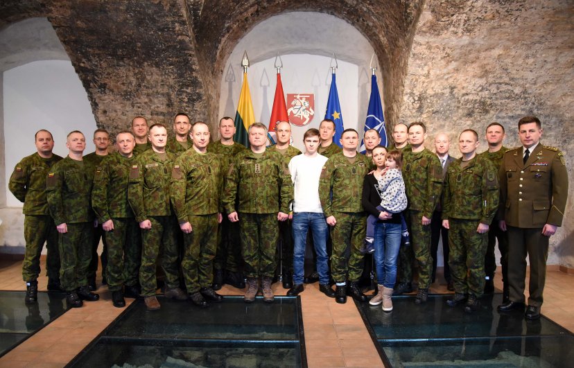 Dviem kariuomenės viršiloms įteikti aukščiausi puskarininkių – seržanto majoro – kariniai laipsniai 