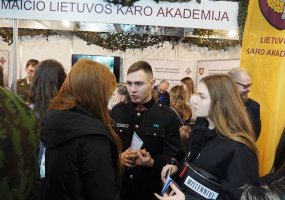 Studijų parodoje karjerą planuoti padeda Karo akademija ir Lietuvos kariuomenės pajėgos - 3