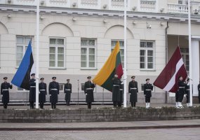 S. Daukanto aikštėje iškilmingai pakeltos Trijų Baltijos valstybių vėliavos - 3