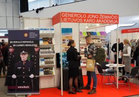 Vilniaus knygų mugės lankytojai susipažįsta su naujausiais Lietuvos karo akademijos leidiniais - 5