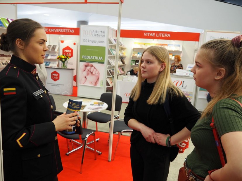 Vilniaus knygų mugės lankytojai susipažįsta su naujausiais Lietuvos karo akademijos leidiniais