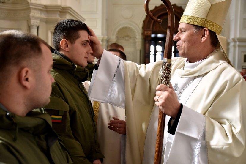 Inžinieriai švenčia įkrikščioninimo sakramentus