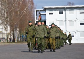 Lietuvos Respublikai  Mokomajame pulke prisiekė apie 200 nuolatinės privalomosios pradinės karo... - 2