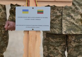 Kartu su Ukrainos kariais Lietuvos kariai Kryžių kalne pastatys jubiliejinį - 20-ąjį kryžių už... - 2